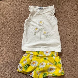 MAYORAL 2 PIECE GIRLS SHORTS AND SHIRT IN SIZE 4